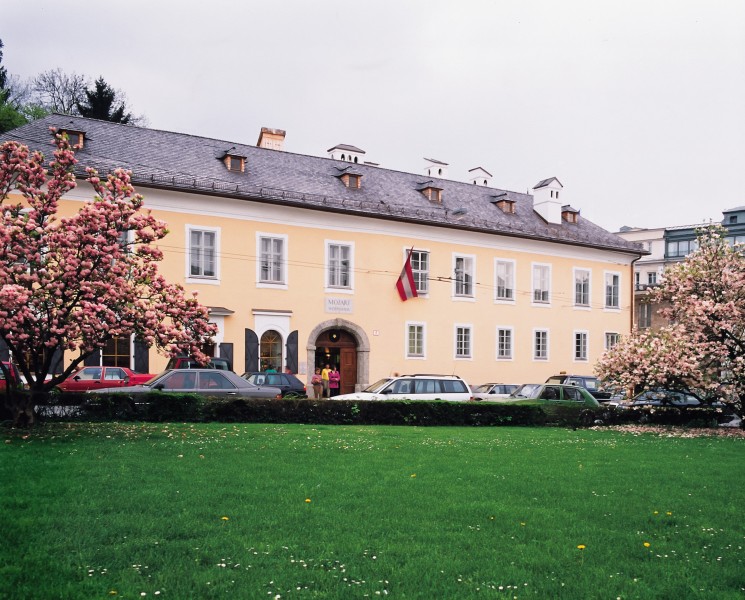 http://img5.arrivo.ru/c81e/0a/28647/6/salzburg-mozart-haus-flickr.com-Salzburg.info.jpg