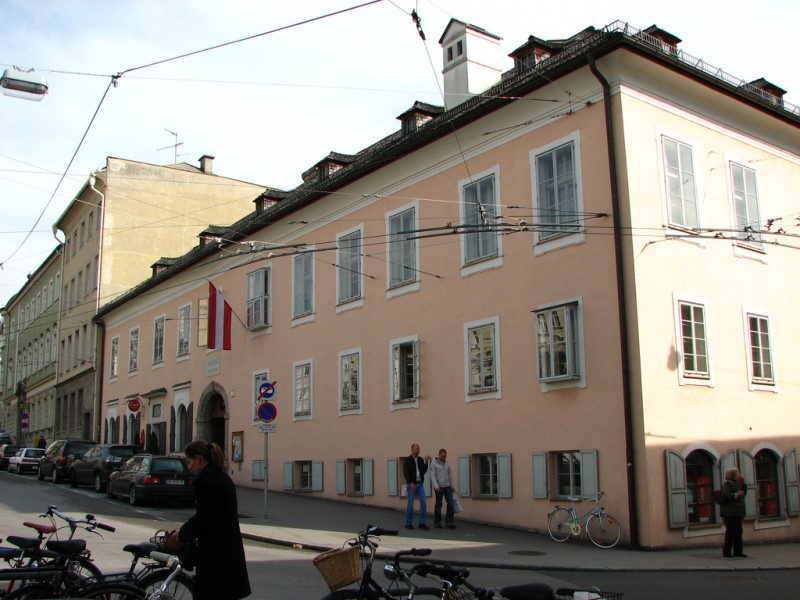 http://img5.arrivo.ru/c81e/b9/28646/6/salzburg-mozart-haus-flickr.com-Renata_F._Oliveira.jpg