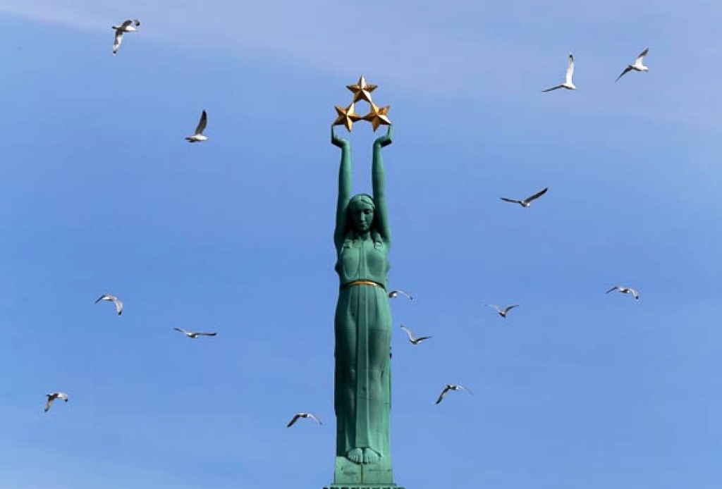 Латвия памятник свободы