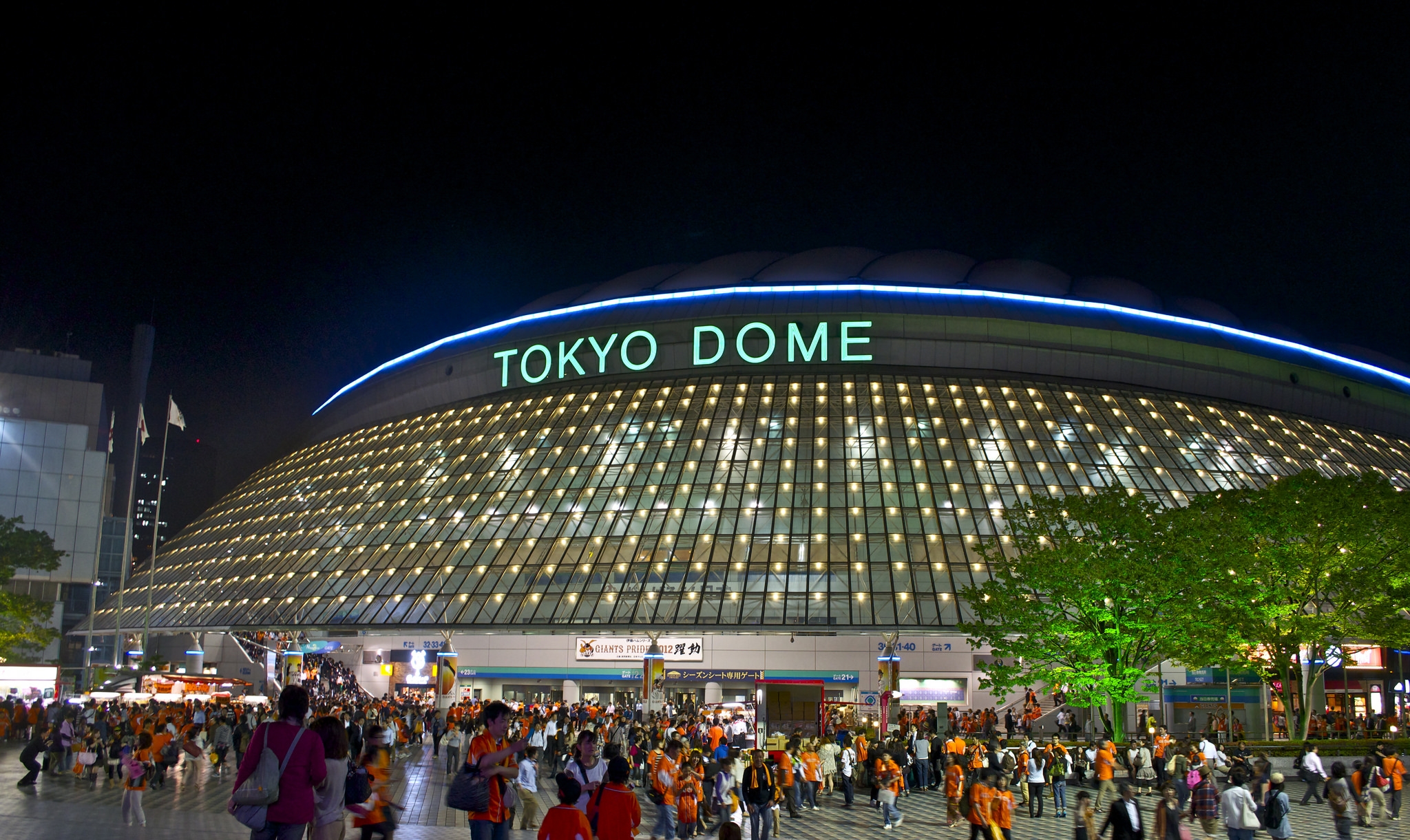 Стадион "Токио Доум" .
