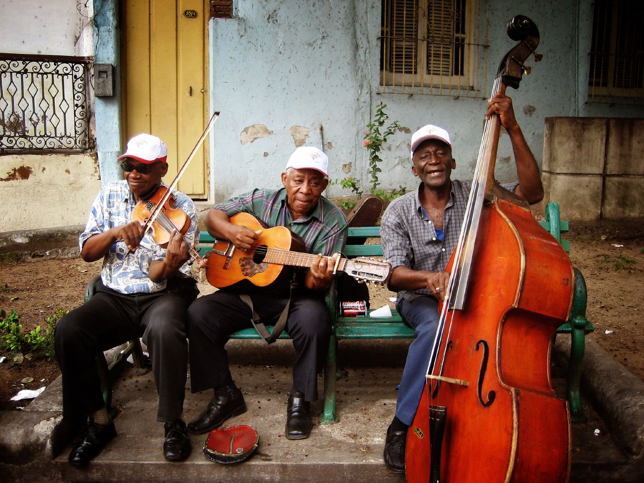 Кубинское домашнее. Куба Сантьяго де Куба. Кубинцы музыканты. Куба музыкальные инструменты. Кубинский дом.