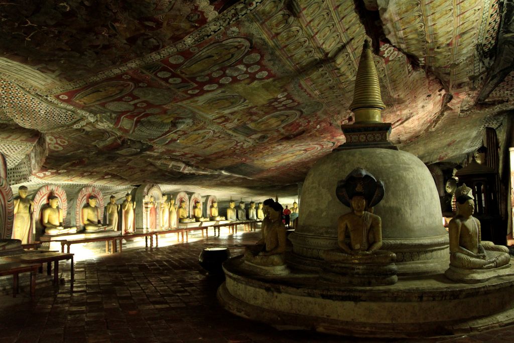 Дамбулла шри. Пещерный храм Дамбулла Шри-Ланка. Золотой пещерный храм Дамбулла. Сигирия храм Дамбулла. Золотой Будда Дамбулла.