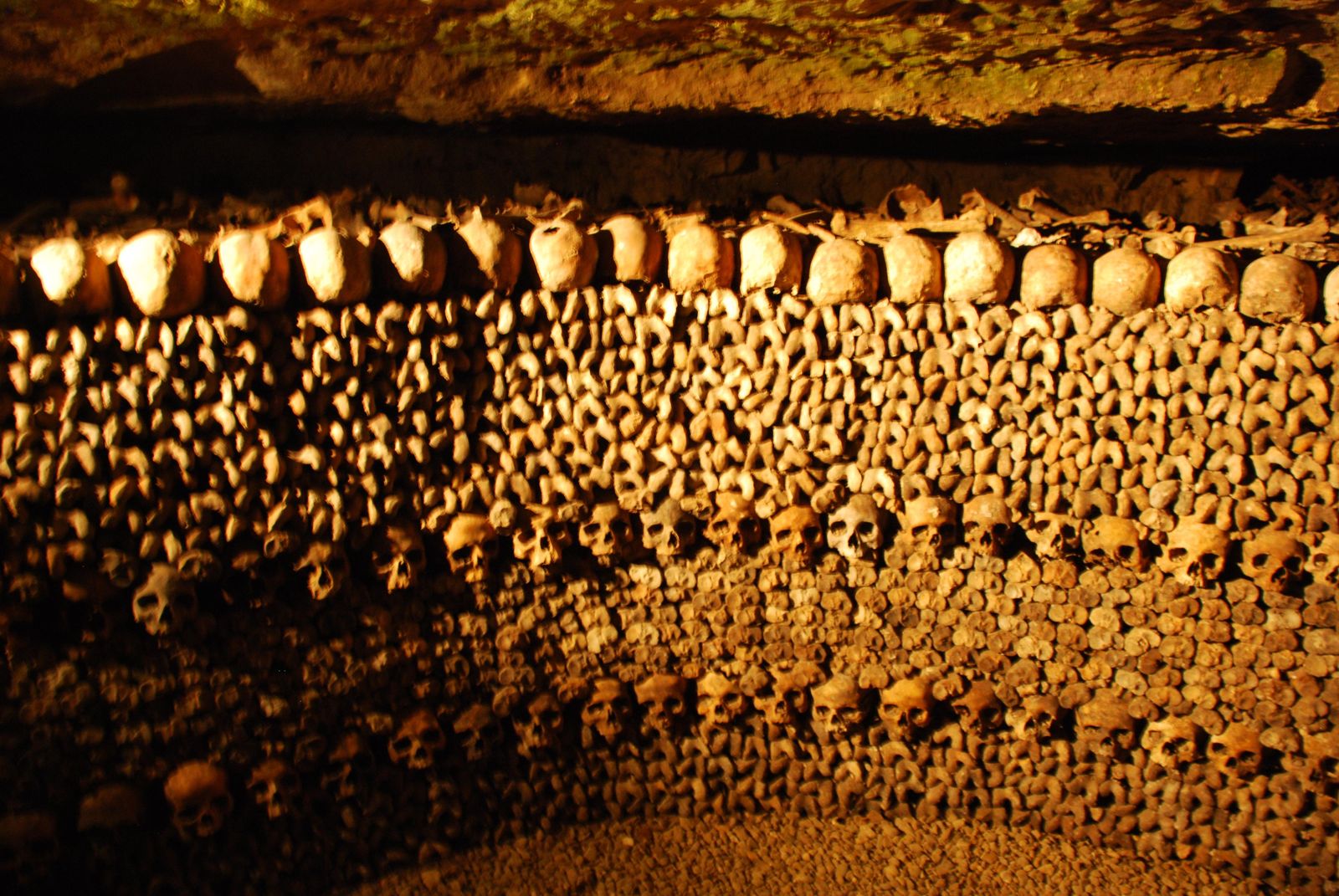 The catacombs of solaris revisited. Оссуарий Париж катакомбы. Кладбище в катакомбах в Париже. Катакомбы под Парижем. Парижские катакомбы черепа.