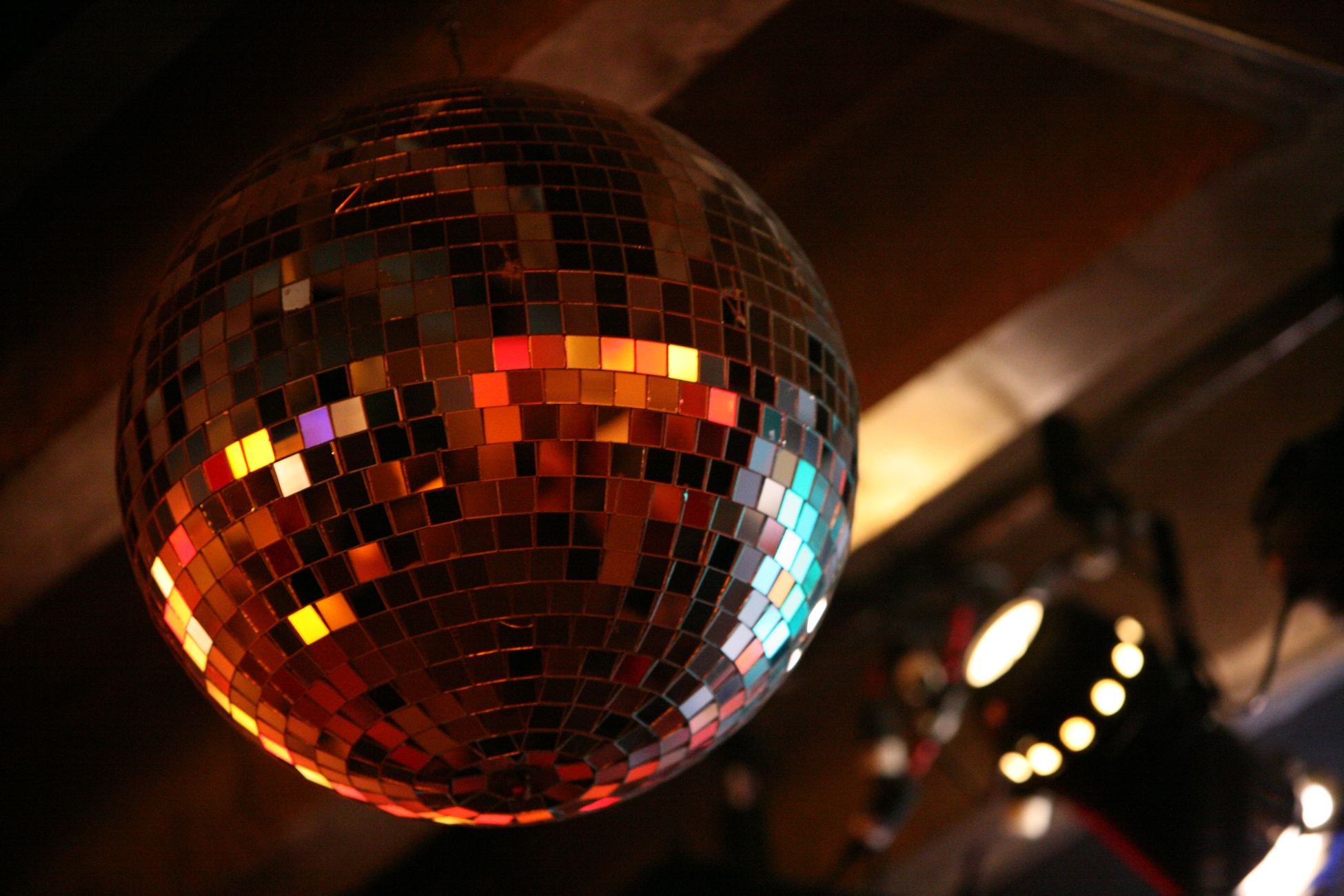 Летний дискобар слушать. Танцуют огоньки диско бар. Танцуют огоньки в безоблачной ночи. Диско шар блики. Пляшущие огоньки.