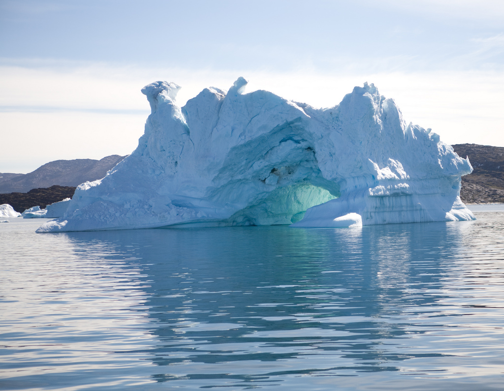 Айсберг в океане текст. Айсберги в Атлантическом океане. Айсберг Ледяная плавучая гора. Айсберги Гренландии. Айсберг под водой и над водой.