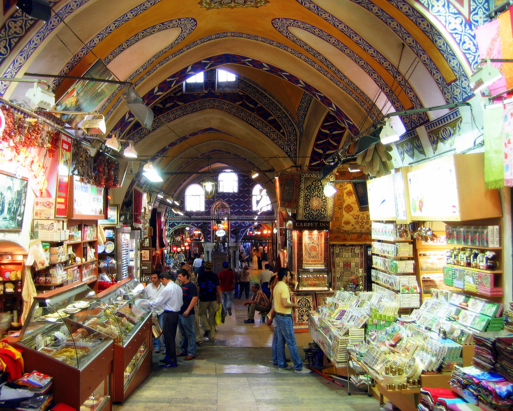 Обмен в стамбуле. Гранд базар Стамбул. Рынок в Стамбуле Гранд базар. Крытый рынок Гранд базар. Беязыт Гранд базар Стамбул.