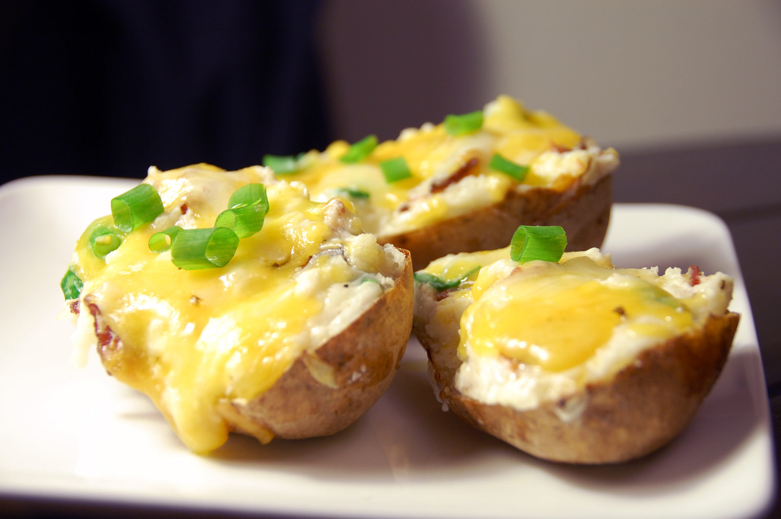 Картошка и сыр что можно приготовить. Запеченная картошка с сыром. Картофельзапеченыйс мыром. Картофель запеченный с сыром. Картошка в мундире с сыром.